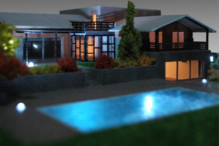 Plastico villa con piscina illuminata